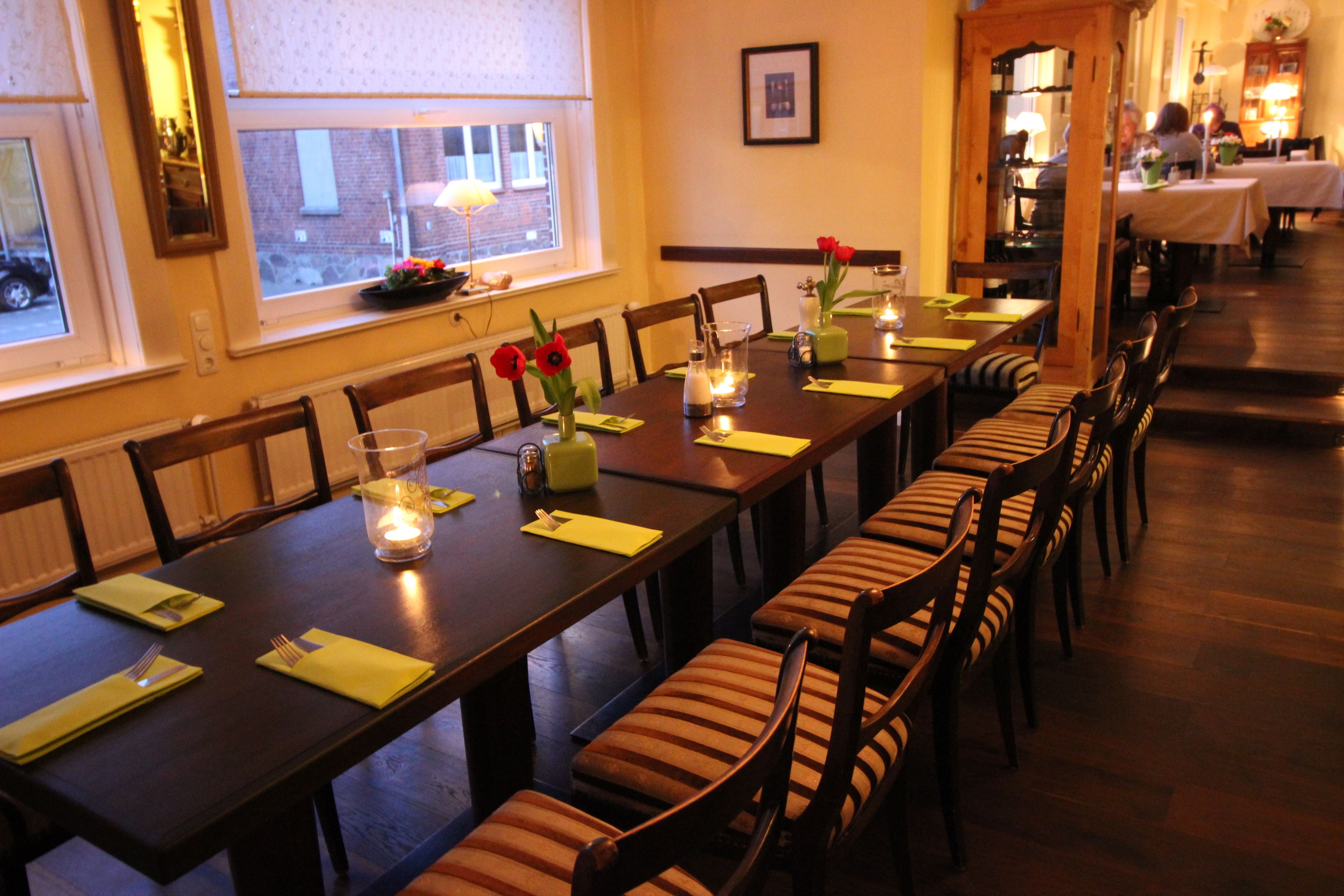 بوفيه فطور مجانًا يوميًا