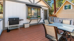 Outdoor dining - Cedar Pines - Fireplace, Deck, Barbecue, Close to Hiking Trails (Big Bear City)