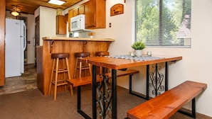 Dining - Cedar Pines - Fireplace, Deck, Barbecue, Close to Hiking Trails (Big Bear City)