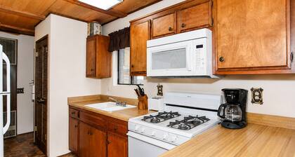 Cedar Pines - Fireplace, Deck, Barbecue, Close to Hiking Trails