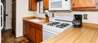 Cedar Pines - 2BR / 1BA / WiFi / Netflix / KOSTENLOS 2 Stunden Fahrrad- / Kajakverleih!
