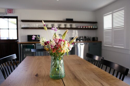 8-Suite Guesthouse Sleep 32! - Huge yard