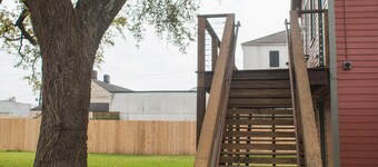 8-Suite Guesthouse Sleep 32! - Huge yard