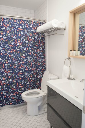 Combined shower/bathtub, hair dryer, towels, soap