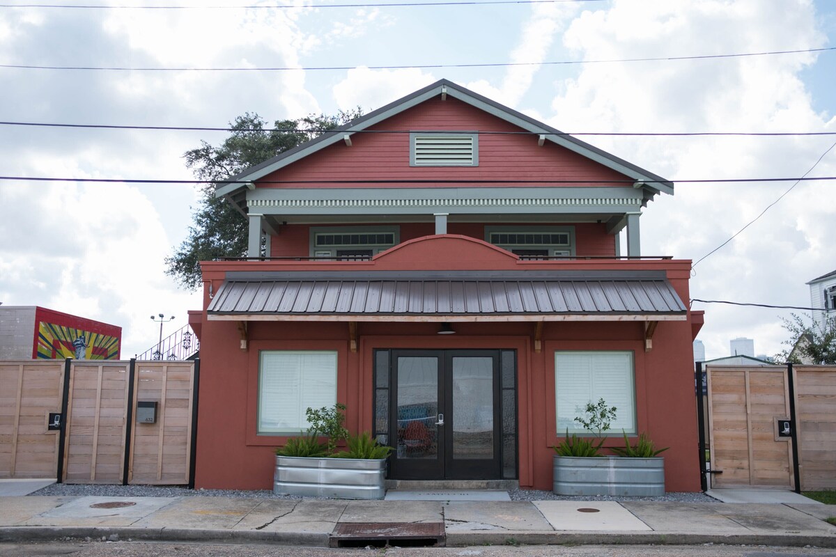 8-Suite Guesthouse Sleep 32! - Huge yard