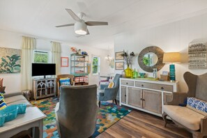 TV - Cute Little Yellow Cottage Across From the Beach! (Fernandina Beach)