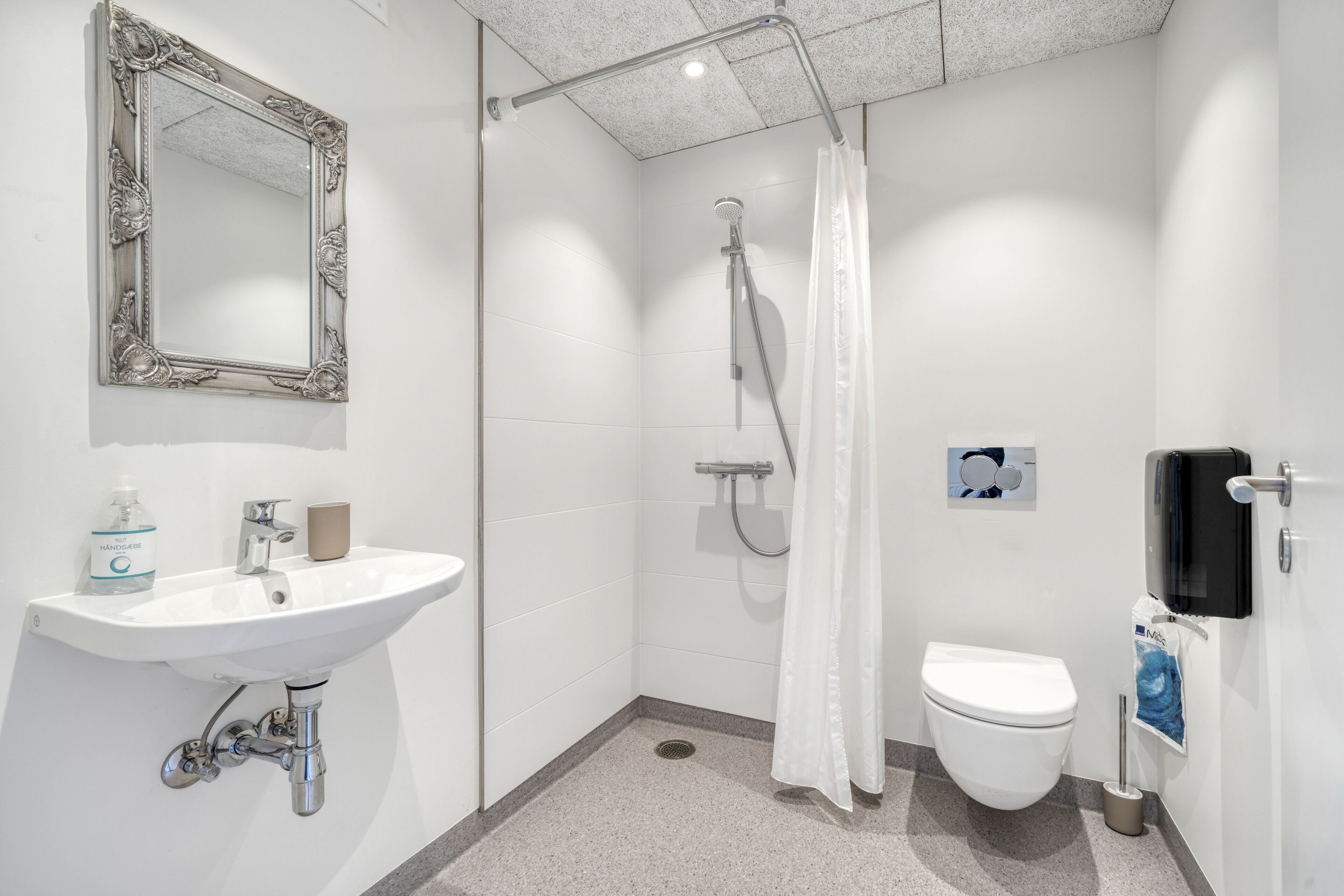 淋浴设施、卫生纸