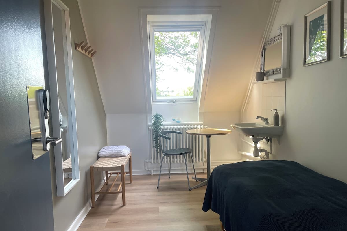 Basic Room, 1 Twin Bed, Shared Bathroom | Cribs/infant beds, free WiFi