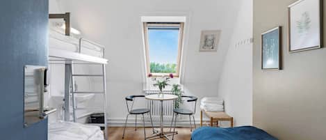 Habitación triple básica, baño compartido | Cunas (de pago) y wifi gratis