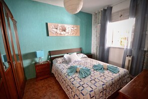 4 makuuhuonetta, silitysrauta/-lauta, ilmainen Wi-Fi, vuodevaatteet