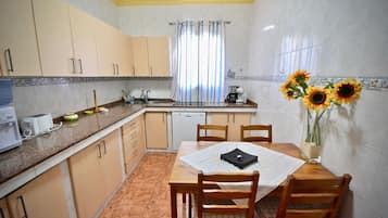 Een koelkast, een microgolfoven, een oven, een vaatwasser