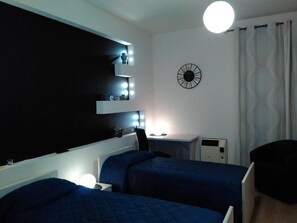 Desk, soundproofing, iron/ironing board, free cots/infant beds - Crocco d'oro (Caltavuturo)