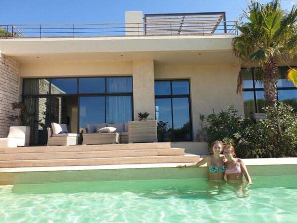 Una piscina al aire libre, una piscina climatizada