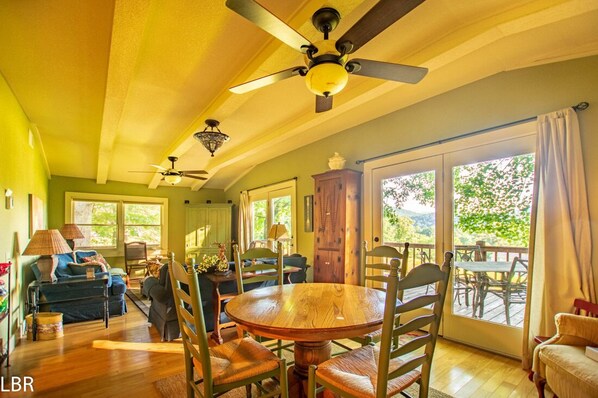 Interior - Mountains are Calling - Mountain View (Hiawassee)