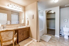 Ensemble douche/baignoire, sĂšche-cheveux, serviettes fournies