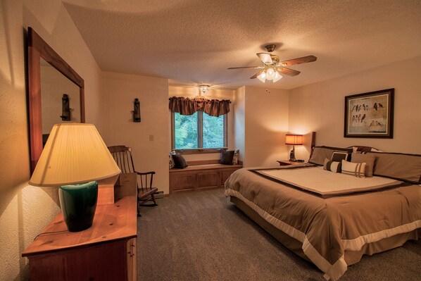 2 عدّة غرف نوم وخدمة الإنترنت وملاءات أسرّة