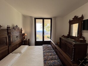 4 bedrooms, in-room safe, iron/ironing board, free WiFi