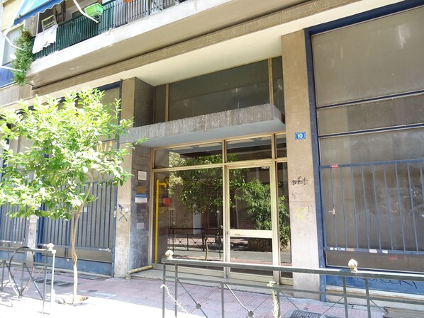 Front of property - Down Town Comfort Apartment (Athens)