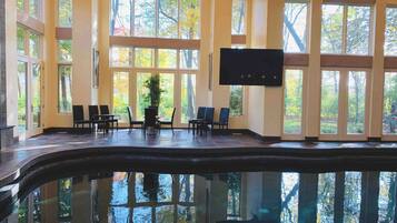 Una piscina techada, una piscina al aire libre