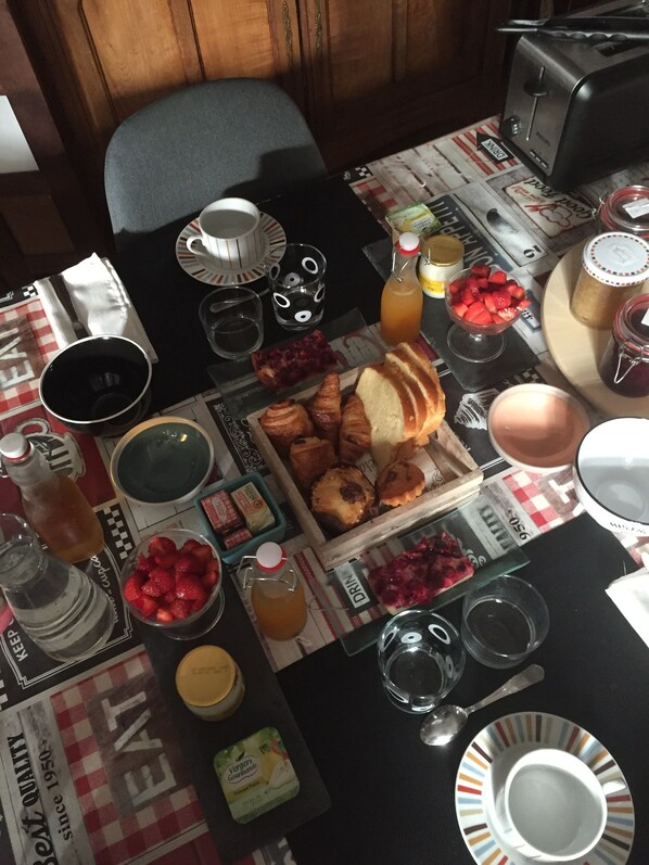 Breakfast meal - Room with private kitchen, private toilet and private bathroom (Saint-Maurice-la-Fougereuse)