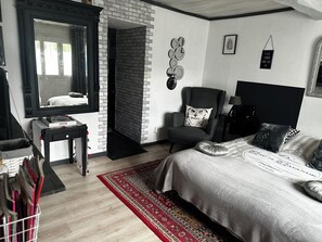 1 bedroom - Room with private kitchen, private toilet and private bathroom (Saint-Maurice-la-Fougereuse)