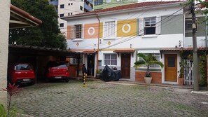 Exterior - Safety and comfort in front of Vila Mariana subway. (Vila Mariana)