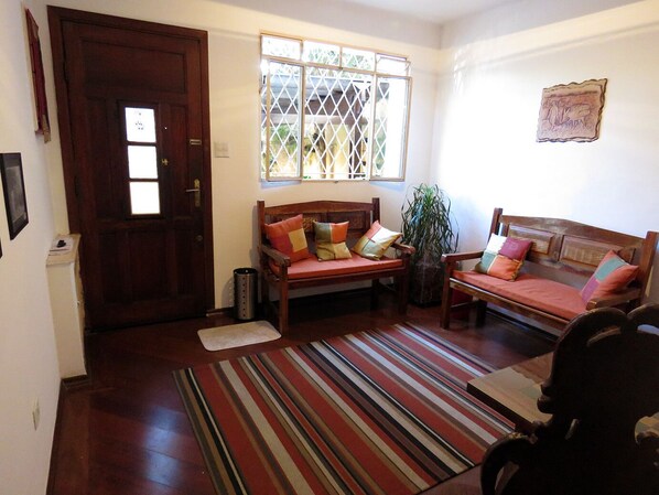 Interior - Safety and comfort in front of Vila Mariana subway. (Vila Mariana)