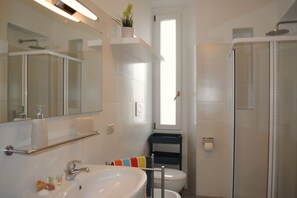 Shower, bidet - BNBOOK - Cascina Crennese Bilo (Gallarate)