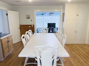 Dining - Pardners - Beachfront  - Island Realty (Grand Isle)