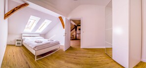 Lägenhet Deluxe | Skrivbord, arbetsyta för laptop och mörkläggningsgardiner