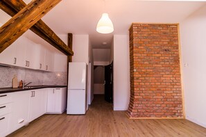 Lägenhet Deluxe | Skrivbord, arbetsyta för laptop och mörkläggningsgardiner