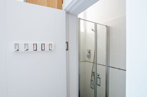 Classic-Studiosuite | Badezimmer | Dusche, kostenlose Toilettenartikel, Haartrockner, Bidet