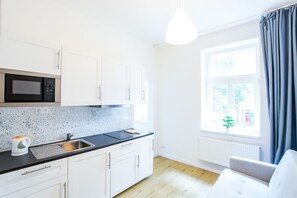 Lägenhet - 1 sovrum | Eget kök | Stort kylskåp, mikrovågsugn, spishäll och grytor/köksredskap