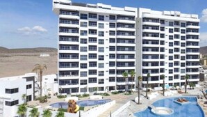 A multi-story hotel with a pool area. - Master Penthouse lujo y comodidad (La Paz)