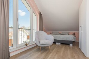 3 soveværelser, pengeskab på værelset, skrivebord, weekendseng