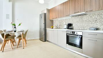 Apartment | Private kitchen | Fridge, oven, stovetop, coffee/tea maker