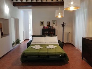 2 habitaciones, escritorio y tabla de planchar con plancha 