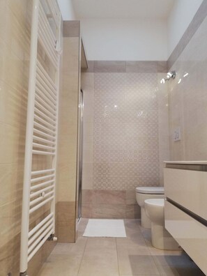 Dusche, Haartrockner, Bidet, Handtücher