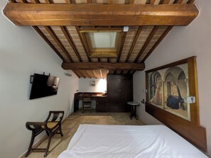 3 habitaciones, escritorio y tabla de planchar con plancha 