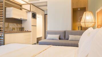 Studio Apartment | Area soggiorno | Smart TV 43 pollici con canali satellitari, TV