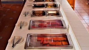 En buffet med forskellige retter og bestik.