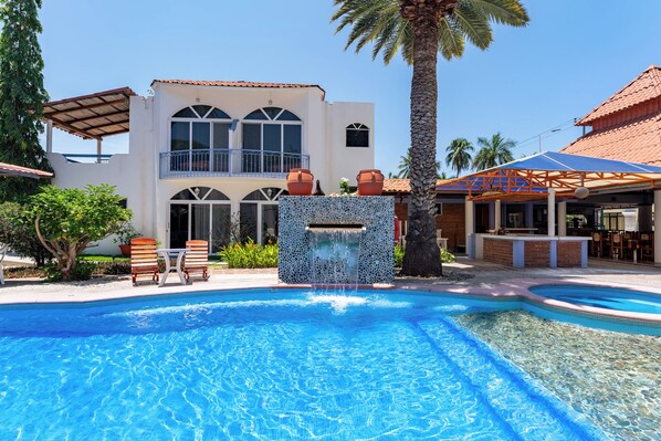 Outdoor pool, open 8:00 AM to 9:00 PM, sun loungers - México Lindo (Santa María Huatulco)
