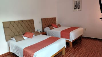 Habitación familiar | Caja de seguridad en la habitación, muebles diferentes y escritorio