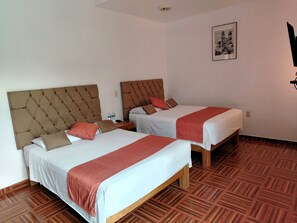 Phòng dành cho gia đình | Két bảo mật tại phòng, trang bị nội thất với thiết kế riêng biệt, bàn 