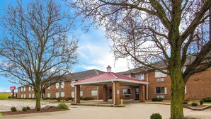 A brick building with a covered entrance and a red roof. - Red Roof Inn Lawrenceburg (Lawrenceburg)