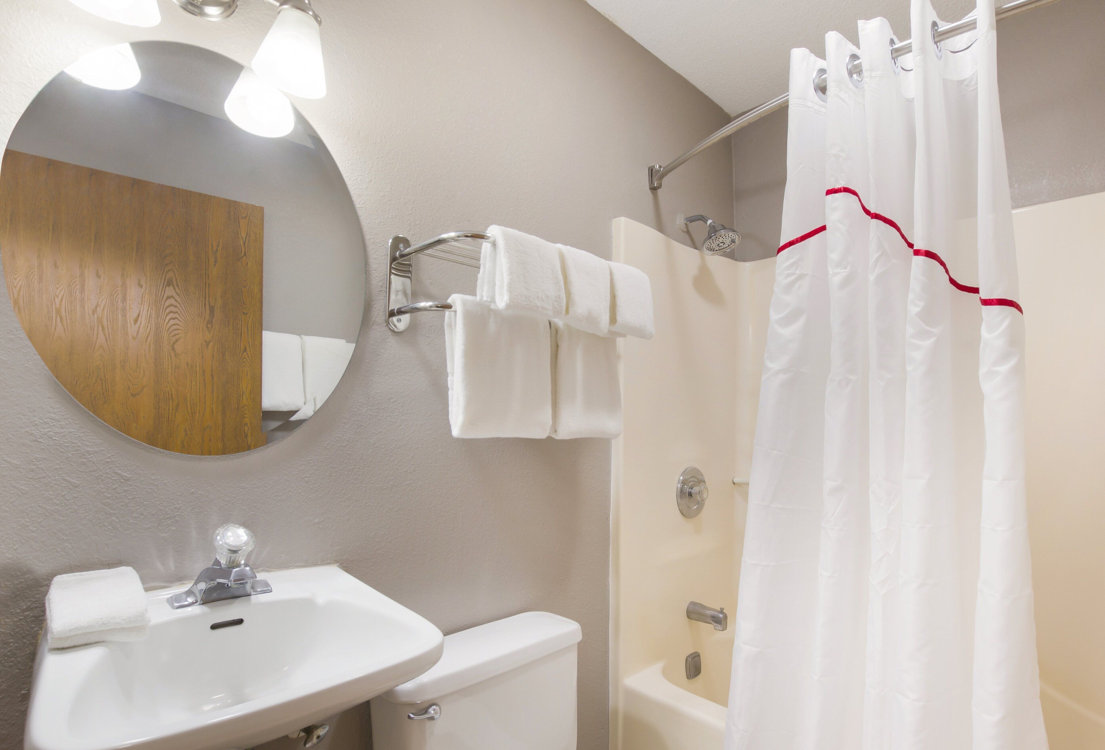 combined shower/bathtub, rainfall showerhead, free toiletries