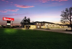 A Red Roof Inn with a brick exterior, multiple windows, and a well-lit parking area. - Red Roof Inn Lawrenceburg (Lawrenceburg)