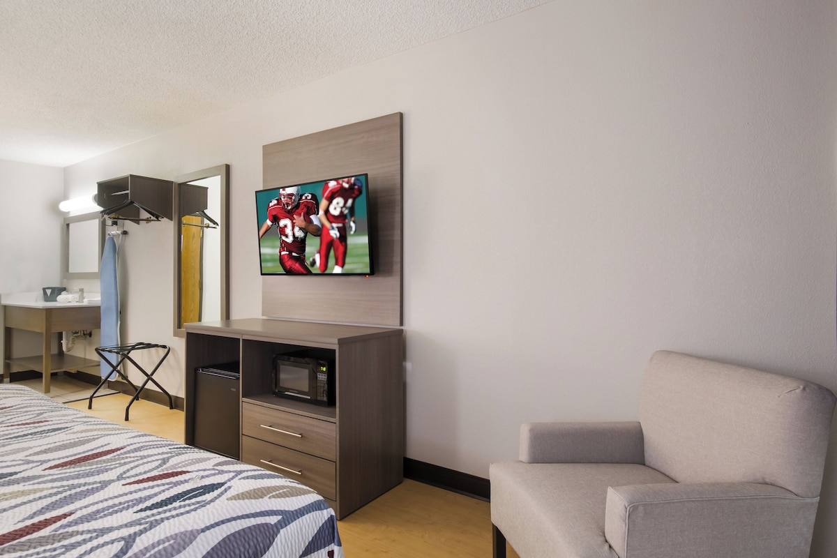 Superior Room, 1 King Bed, Non Smoking | Laptop workspace, blackout drapes, cribs (free), WiFi (free)