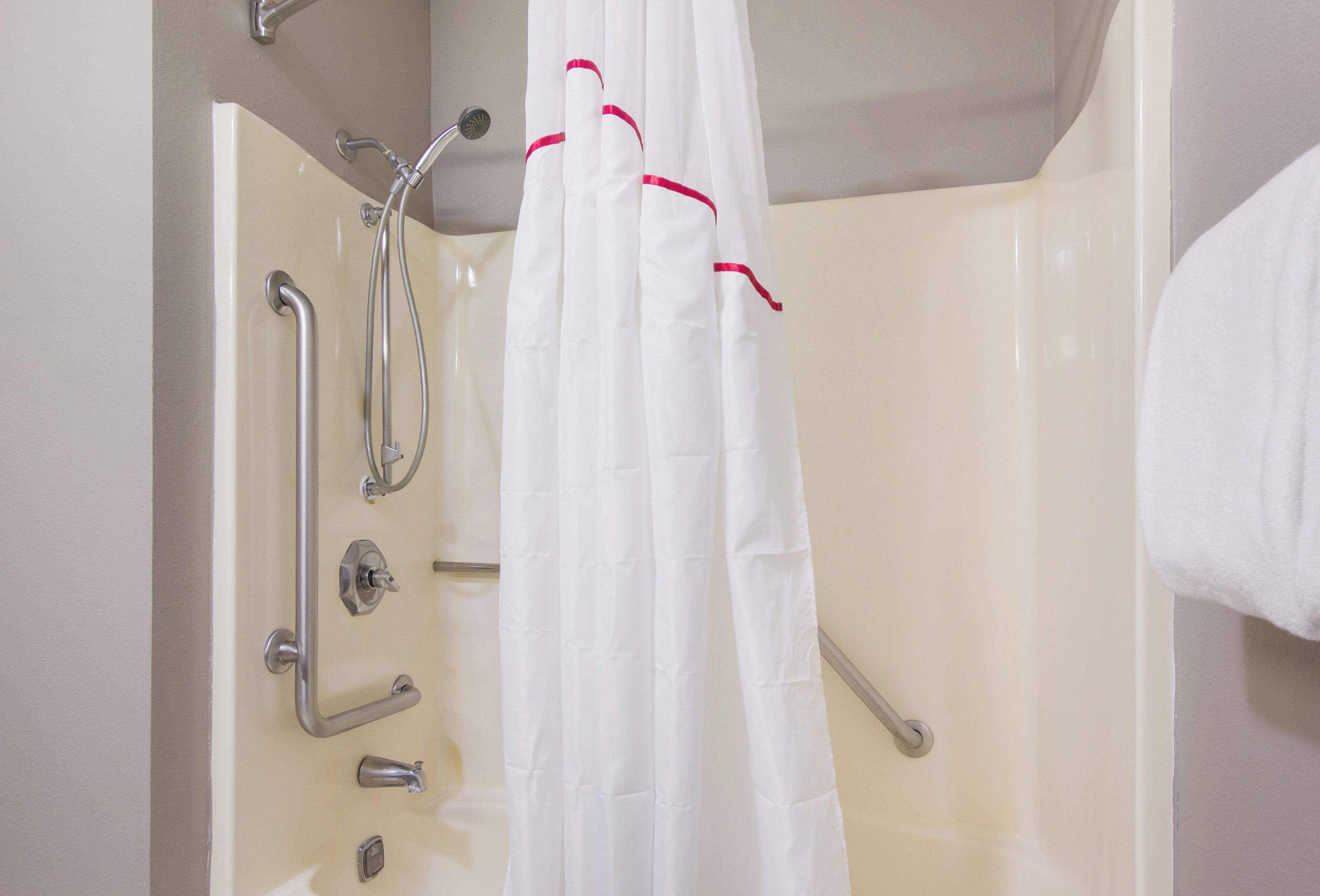 Combined shower/tub, rainfall showerhead, free toiletries, hair dryer