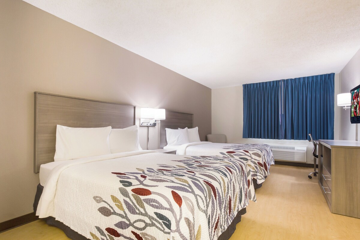 Deluxe Room, 2 Double Beds, Non Smoking | Laptop workspace, blackout drapes, cribs (free), WiFi (free)